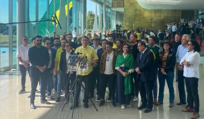 Bolsonaro recebe apoio de cantores sertanejos e diz ter &#039;certeza&#039; da virada nas eleições