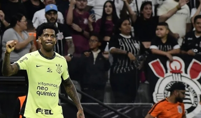 Corinthians bate o líder Botafogo, que perde a terceira seguida no Brasileirão