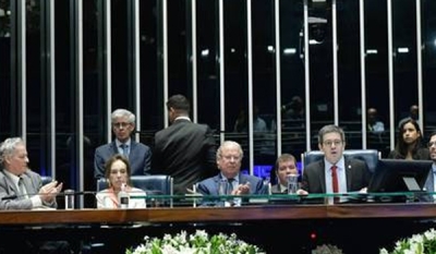 José Dirceu volta ao Congresso após 19 anos e faz discurso a favor da democracia