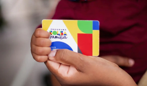 Caixa paga Bolsa Fam&iacute;lia a benefici&aacute;rios com NIS de final 4