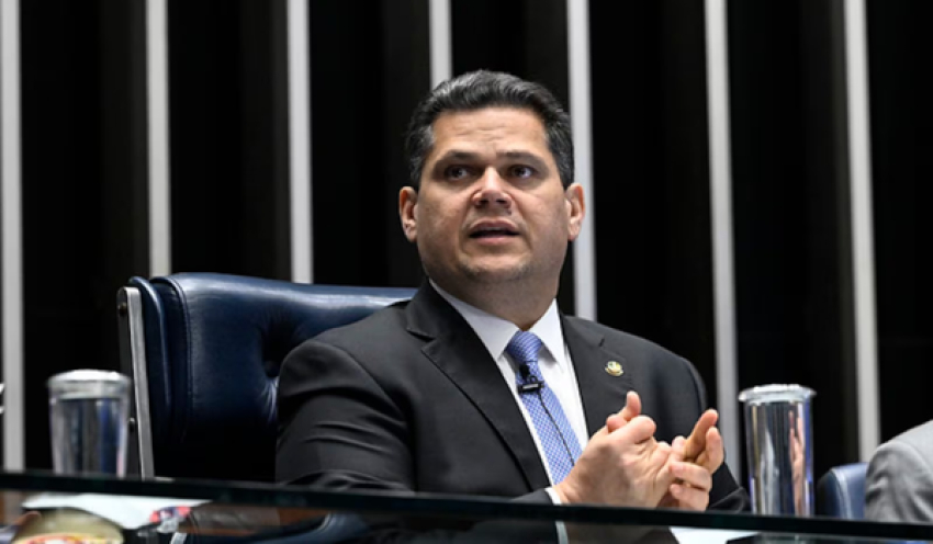 Alcolumbre tem encontro secreto com Messias, mas rejeita campanha a indicado de Lula