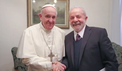 Lula conversa com Papa Francisco por telefone e convida religioso para visitar o Brasil