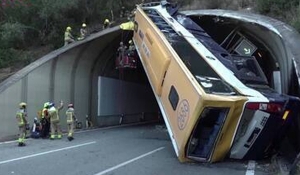 Ônibus sofre acidente e fica parado na vertical em entrada de túnel na Espanha; dezenas ficam feridos