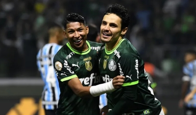 Palmeiras dá show, goleia Grêmio e assume liderança do Brasileirão