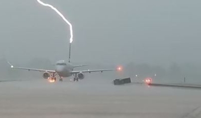 Raio atinge avião lotado de passageiros nos EUA