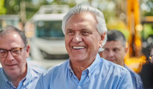 Caiado diz que n&atilde;o far&aacute; 'ju&iacute;zo de valor' sobre comportamento de Fl&aacute;vio Bolsonaro e critica governo Lula