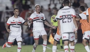 Com dois jogadores a mais, São Paulo bate o Atlético-GO e vence a primeira no Brasileiro