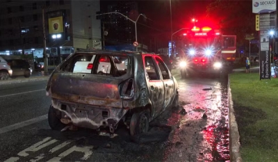 Carro pega fogo na principal avenida de João Pessoa e assusta motoristas