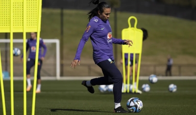 Marta esbanja disposição em treino após estreia da seleção brasileira na Copa