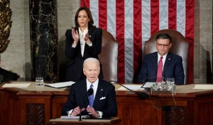 Biden tenta energizar base com discurso vigoroso e político sobre o Estado da União