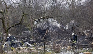 Avião cai em cima de casa perto de aeroporto na Lituânia; 1 pessoa morreu