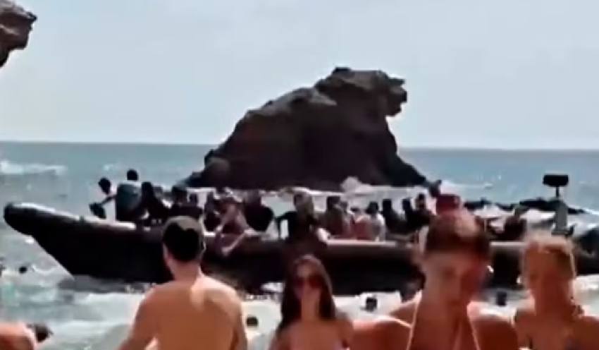 Chegada de barco com dezenas de imigrantes surpreende banhistas em praia da Espanha