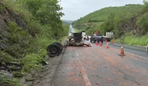 Acidente deixa caminhão destruído em Riachão do Bacamarte, na PB