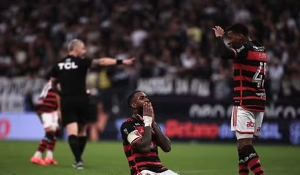 Flamengo tem Bruno Henrique expulso, mas segura o Corinthians e vai à final