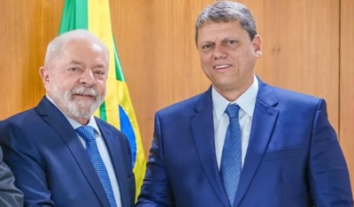 Após reunião, Lula publica foto com Tarcísio e mensagem com nome da coligação de Bolsonaro