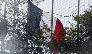 França levanta bandeira na embaixada em Damasco após 12 anos de fechamento