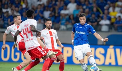 Cruzeiro perde pênalti, e Inter arranca empate com um jogador a menos, no Mineirão