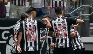 Com dois de Hulk, Atlético-MG vence e deixa Corinthians perto do Z-4