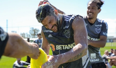 Atlético-MG: Hulk completa 37 anos com &quot;trote&quot; dos jogadores e carta do presidente da Fifa