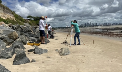 Pesquisadores investigam se enrocamento em barreira está reduzindo faixa de areia na praia de Cabo Branco, em João Pessoa