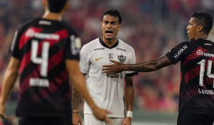 Em jogaço de quatro gols, Athletico-PR e Atlético-MG empatam na Arena da Baixada