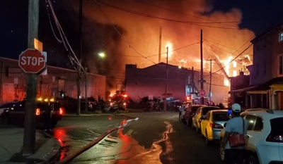 Incêndio destrói prédio histórico na Filadélfia